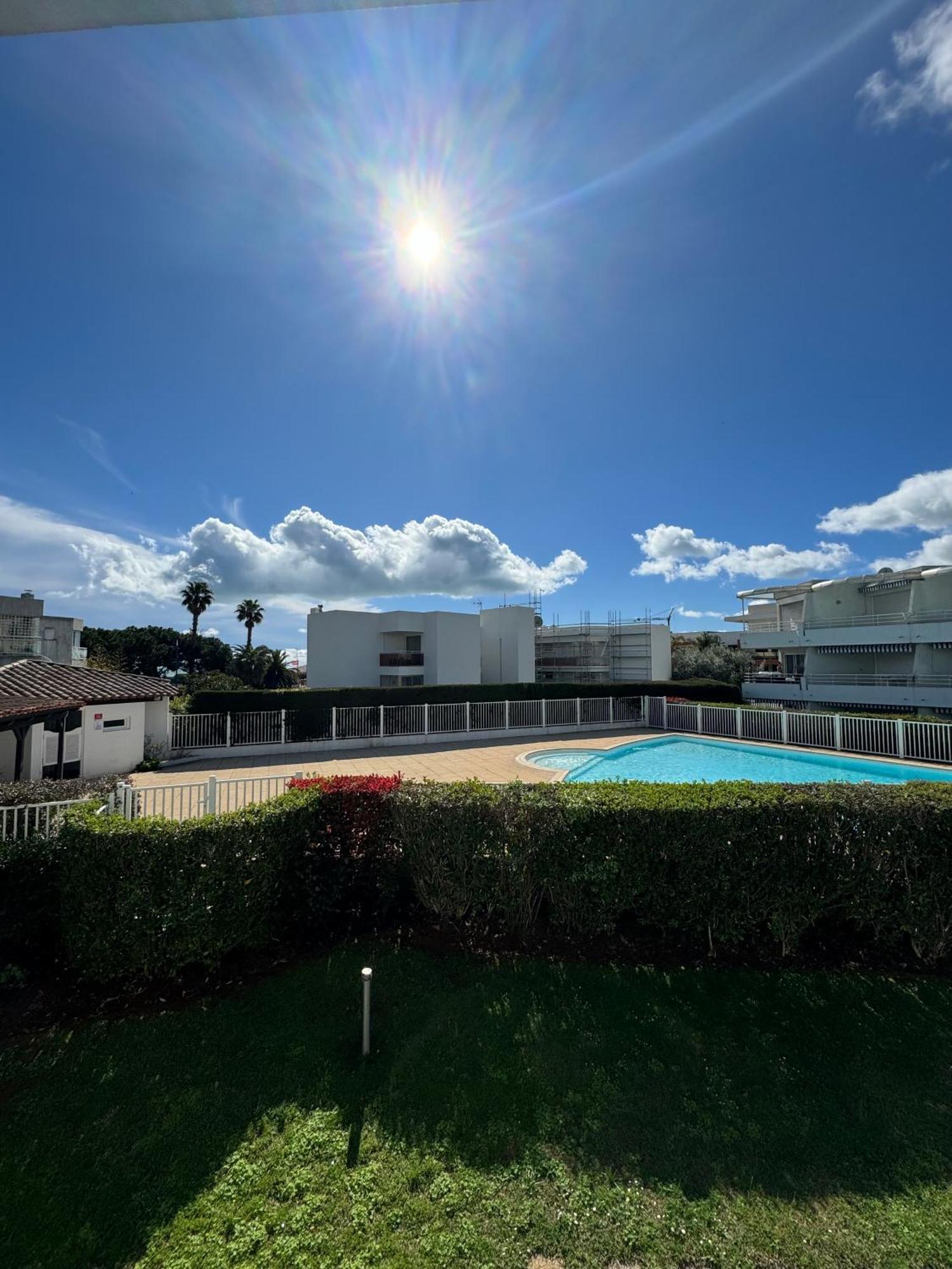 Appartemment Vue Mer Et Piscine Villeneuve-Loubet Buitenkant foto